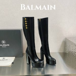 出厂价 Balmain 巴尔曼 独家首发 巴尔曼 秋冬季最新款 防水台光滑小牛皮靴 杏仁形鞋头，厚跟，腿部顶部饰以3粒“狮头”金色金属装饰钮扣，翻盖下设尼龙拉链