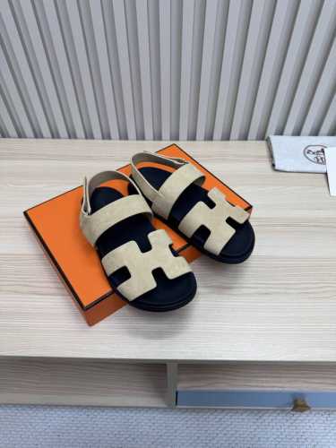 Hermes 爱马仕火到不行的情侣款二舅拖 金典凉鞋拖鞋,搭配各种彩色袜子，潮爆了！ 鞋面：进口牛皮 羊京皮 布面 掌纹皮内里：进口牛皮 羊皮大底：Tpu防滑耐