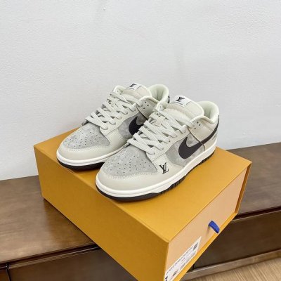 情侣款nk Sb Dunk Low Lv联名周年高端定制 低帮休闲板鞋 联名系列卖疯了情侣款专柜如图包装 广州大厂品质 大厂纯原品质出货 超高清洁度 皮料切割干