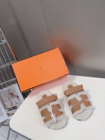 男装10 爱马仕皮毛一体卷糕毛二舅拖 今年面料均选用a+皮毛一体卷糕毛毛茸茸的 敲可爱的，踩云脚感，光脚或者搭配个袜子穿，都时髦的不行哦 鞋底是原版开模tpu鞋