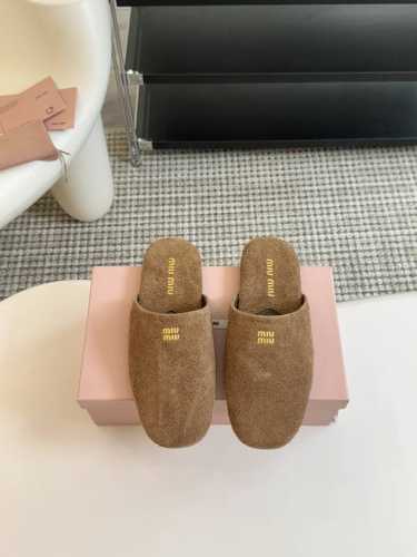 Miumiu小圆头半拖第一眼看到这个鞋子就爱上了，带点复古味随意搭配都好看！各大网红博主都在穿它，整个鞋子非常柔软，好穿不磨脚。简约百搭款~延续了一贯极简风格，