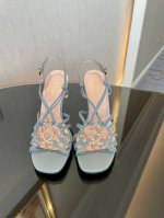 出厂价 、Gucci 22新款水晶缀饰凉鞋 G家这款 “Isa” 凉鞋以袢带构成精致笼形，令双足显得更为精致。镶水晶的金色双 “G” 交扣饰牌点缀鞋面，巧妙道出