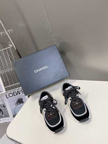 CHANEL经典运动鞋超级网红系！超多网红上脚，专柜超火香奈儿的世界一直是女生梦寐以求的，简约的隔板设计 超级演绎多重质感效果，最抢眼LOGO双C也是超爱了，上