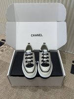 代购级 Chanel 24Ss 秋冬新款运动鞋 官网同步上 专柜断货王 各大博主社交日推款 这季新款简直闭眼入，上脚狂好看，率性的休闲运动风，飒爽又自然，演绎香