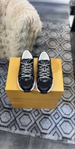 工厂P价 专柜超火的一款 ■Lv路易威登 L家驴牌Runner Tatic系列 厚底 休闲 运动鞋 跑鞋 原版购入开发 做货 本款 Lv Runner Tati