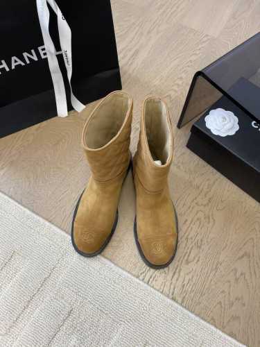 Chanel 小香新品菱格短靴 原版1:1复刻 经典中的经典 无论搭配裤装还是裙装都是完美 小圆头的设计很好的修饰脚型 小仙女们必备！ 鞋面采用进口小牛皮 内里