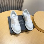 工厂 Armani 阿玛尼新款时尚休闲鞋精心打造国际品牌 此款休闲鞋集优质面料与精湛工艺于一身，鞋面选用头层牛皮制成！透气网布内里羊皮垫脚。上脚效果帅气有型，轻
