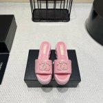 出厂：330 《独家顶级版本》 chanel香家25Vs春夏新款时装凉鞋系列…… 【金属链厚底凉拖】 香奈儿是一个非常全面之尊贵时尚生活品牌，香港，美国，等大时