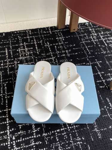 代购级300 prada 普拉达交叉博肯面包鞋2025春夏新款厚底凉鞋拖鞋魔术贴三角扣面包包头半拖鞋 最新走秀系列 经典升级 舒适度与时髦度并存 每个颜色搭配都