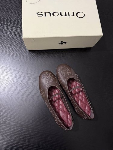 p： Orinous 芭蕾舞 代购级别 纯手工花朵撞钉 时尚与优雅的完美融合 简约鞋面以精致点状花纹点缀 宛如繁星洒落 经典玛丽珍带设计 复古韵味十足 轻松拿捏