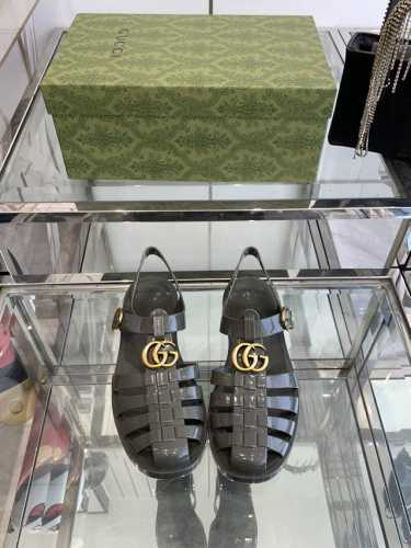 Gucci春夏新款 双G果冻凉鞋 TPU材质。专柜购买原版 ，所有细节、材料 ，全部跟你在专柜买到的都一样 ！模具耗时一个半月，一对鞋子的模具重达1吨！真正能做