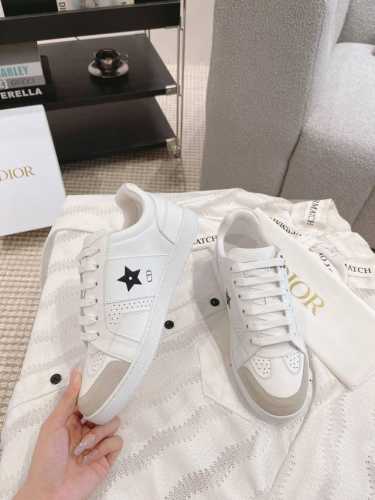 一眼就爱上的小白鞋D家 秋季新款这款Dior Star运动鞋延续经久不衰的轮廓，采用白色牛皮革精心制作，所以上脚会特别的舒服哦饰以同色调绒面革镶片金属星星装饰鞋
