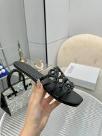 代购级 Loewe 罗意威 25Ss 春夏新品 拖鞋 疯狂种草简约设计感觉更干净优雅 让你念念不忘 颜色也很耐看漂亮，上脚瞬间气质十足气场，简直无敌帅气有型 鞋