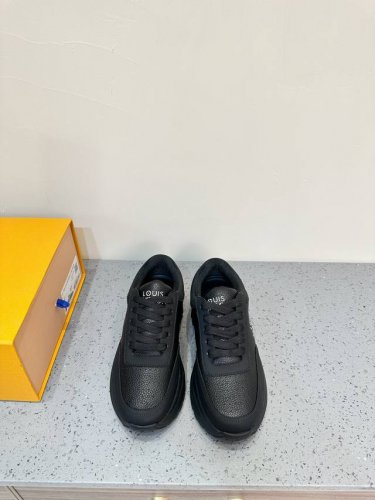 Lv 驴家 Discovery 24Ss最新款 秀场的最新潮流风向 情侣款运动鞋 男码先出大货 自vifgil到来之后而设计的这一系列 每一季度都深受众多粉丝的