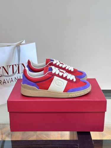 VALENTIN* 华伦天*情侣款休闲板鞋，时尚百搭单品，小牛皮重工打造 橡胶鞋底装饰 VLogo Signature 和铆钉细节 头层牛皮内里，上脚舒适有型