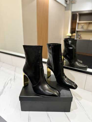 出厂价： Saint Laurent 圣罗兰 秋冬爆款短靴，最新款侧拉链简约时尚短靴 简单大气 上脚显瘦100% 面料：进口牛油皮 内里：水晶羊皮里 大底：A级