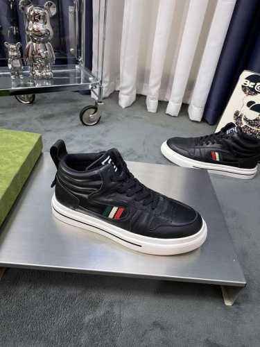 商品商标:Gucci 古奇正码码数:38-44商品材料:鞋面头层牛皮，进口网布内里猪皮垫脚，原版防滑橡胶大底，整体造型浑然天成，重新设计打造的经典板鞋，既舒适又