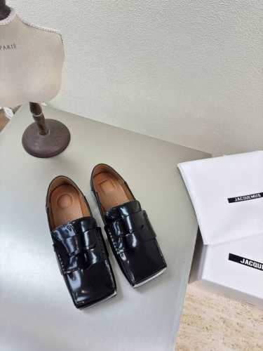 jacquemus25Ss砖块 方头蝴蝶结乐福鞋 乐福鞋 黑色来开边朱牛皮 个性突出 鲜明格调 p390 ————————————— 面料 小牛皮 内里 小羊皮