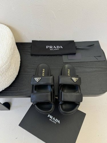 340 prada 25Ss 春夏 新款 牛皮十橡胶底的凉拖鞋 想起了小时候上学同学们穿的魔术贴涼鞋仁 经典设计，永不过时。选鞋子注重美观的同时，舒适是最重要的