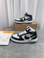 情侣款顶级版本lv耐克联名运动球鞋air Force 此款运动鞋由virgil Abloh与耐克合作设计的，全球限量200双，价格已经炒到30-50W不等的价格
