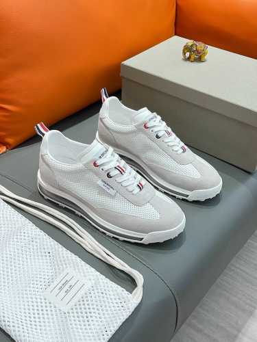 工厂价 Thom Browne 汤姆 布朗再上爆款！这个新锐品牌 让我们有了放松 时髦 个性的新选择 Tb风暴.鞋面采用原版进口牛皮内里羊皮内里。鞋底采用原版鞋