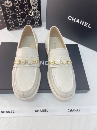 2024年新款chanel小香徽章乐福鞋 双c爱心山茶花字母徽章元素显得十分精致，真的是被每一个细节击中了 鞋面:小牛皮 内里:小羊皮 鞋底:真皮鞋底 码段：3