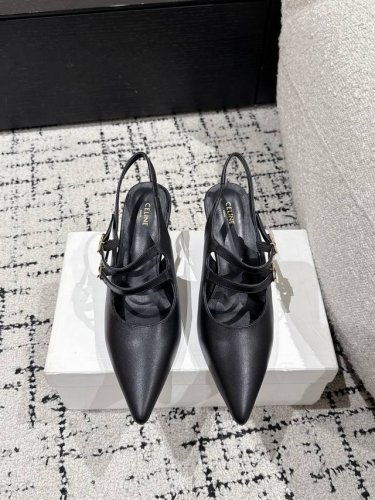 Celine 赛琳 25 早春新款 春夏新品 尖头 双排扣 凉鞋 非常高级的一款凯旋门五金扣设计极具品牌辨识度，超级好看百搭，好少女 鞋面：进口漆皮 牛皮 内里