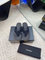 出厂价270 chanel Coco小香双C早春夹趾人字拖鞋凉鞋 Chane* 早春系列夹趾人字拖将随性度假风与高级成衣质感完美融合，打造慵懒却不失精致的足间美