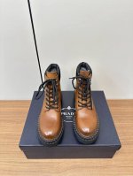 Prada 24Ss普拉达 厚底机车靴！时尚厚底休闲机车马丁靴，独到味道，人人都爱也轻松驾驭每年都会爆.还有就是百搭经典的鞋楦，足以征服你，穿上它，增高休闲两不