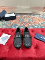 DIOR 迪奥 男士商务休闲皮鞋源自经典款式的设计，在100％确保穿着舒适度的同时，柔软的马皮革表面处理工艺带来一份天然和淡淡的古旧质感。低调不失奢华。整双皮靴