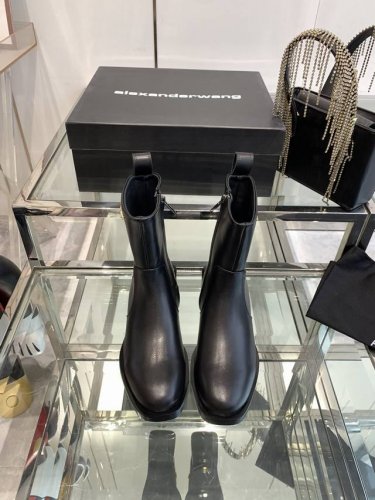 Alexander Wang 亚历山大王 24Ss秋冬新款 纽约时装周大王字母短靴上新 Ins风格新款推出 使用了大王经典方跟简洁风，讲究线条的设计理念，女王风
