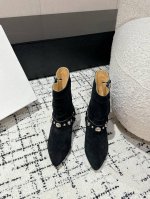 Isabel Marant Aw 秋冬经典复古短靴 西部风裸靴主宰 24Ss秀场，牛仔靴无疑是历久弥新的其一鞋款，而秋冬系列靴履则是超脱经典的出色之作 各大in