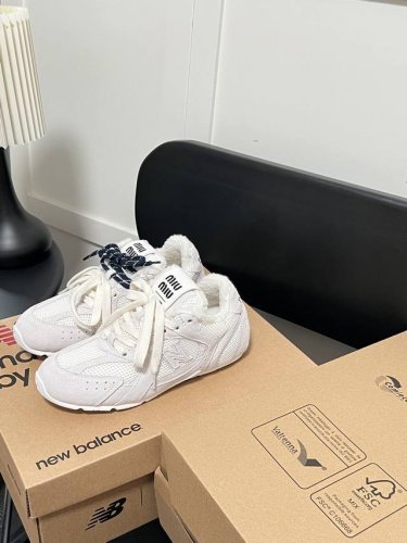 出厂： 加绒款 Miu Miu New Balance联名情侣款 Nb复古休闲运动鞋 德训鞋阿甘鞋 加绒款 新色 做旧 经典nb 运动鞋中汲取灵感，推出了自己的