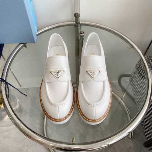 顶级代购级别 Prada 普拉达 新品三角标双层巧克力厚底乐福鞋 材质与工艺： 原版定制加衬荔枝纹牛皮 垫脚内里牛皮 Zp开模5.5厘米凹凸纹橡胶厚底 Size