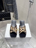 顶级版本 Therow最新款厚底拖鞋 来自美国的年轻品牌，这不用多说，是近两年最火之一的品牌，春夏的季节就要到了 凉鞋我感觉即将要爆火！无论是配牛仔裤，亚麻腿裤