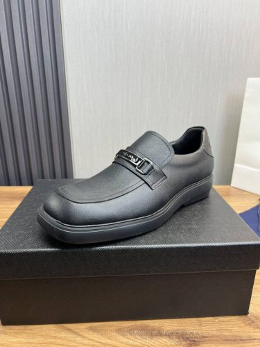 工厂价 Ｐｒａｄａ.普拉达男士商务休闲皮鞋，全部采用进口原版品牌皮料，只为打造更为舒适的穿着体验，鞋面：原版牛皮+进口牛皮里，原版防滑耐磨大底8-45 38.4
