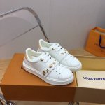 Louis Vuitton 厚底新款小白鞋 独家首发～！！延续了Lv经典系列的外型，搭配魔术贴五金点缀，极品中的极品，楦型上脚超级赞！闭眼入 鞋面小牛皮，耐磨耐
