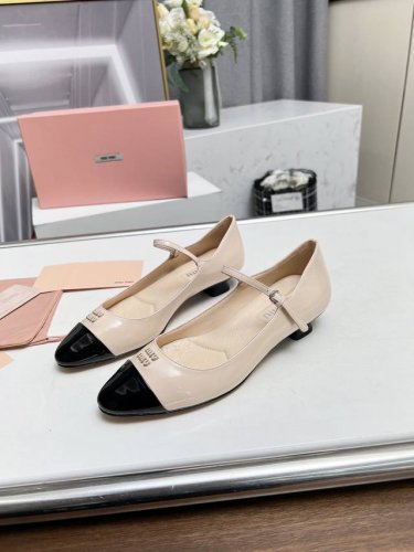 高品质出厂 Miu Miu 24新款春夏尖头小猫跟单鞋包头凉鞋 一眼看上miumiu这双高跟鞋，上脚果然更惊艳，镂空一字带单鞋 也是采用拼色设计性感与于一体的高