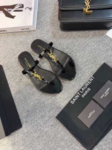 Sa*Nt Laurent 圣*兰y*L小五金扣柜柜最新夹脚凉皮拖鞋。独家高端定制，顶级品质。延续家族经典五金扣设计，简约大气，平底1Cm平底让mm轻松驾驭，特