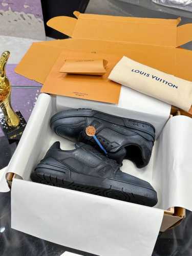2025开春版 出货 专柜同步Louis Vuitton 驴家的爆款！Trainer板鞋，每个人都必须入的款，绝不后悔！超级百搭高级！什么衣服都好搭 最主要是超