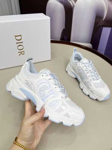 这款 Dior Chrono 运动鞋以Dior的高订风格重新演绎跑步鞋。网眼织物搭配白色和天蓝色皮革效果镶片，两侧的Cd标志、鞋舌上的星星补丁和后侧的Dior标