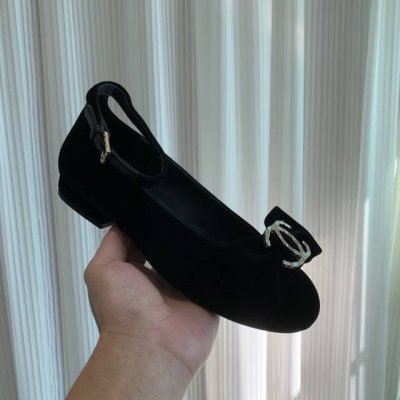 Chane* 24K 早秋新款蝴蝶结玛丽珍鞋 超级火爆 小香家早秋蝴蝶结双c水钻平底单鞋 感觉像个活泼开朗的富家千金 丝绒搭配蝴蝶结 史上最可爱 鞋面：黑色丝绒