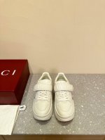 Gucci古驰g家 24Ss最新版面 魔术贴 老爹鞋 厚底 休闲 运动鞋 这款rhyton系列运动鞋采用象牙白色皮革搭配复古设计，鞋身巧妙融入撞色互扣式双g镂空