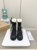 Ugg新款小马丁 今年的ugg开始不再那么单调啦 独特的时尚百搭元素 独特的前后包裹式设计 增添鞋款层次感 柔软发泡大底 回弹性好 上脚不累脚 耐折又耐磨 认准