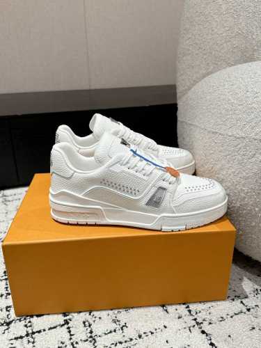 顶级版本 情侣款LV 路易威登L家 Trainer 24 新款 休闲 运动鞋 滑板鞋 LV Trainer 运动鞋的灵感源自复古篮球鞋，代表 Virgil Ab