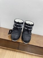 布面 顶级版本moon Boot Vs秋冬最新款复古雪地靴 时髦人都在穿moon Boot雪地靴如果你难以接受ugg的复兴那现在有一款更另类的雪地靴又杀回来了，