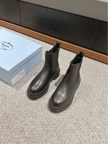顶级品质 Prada Fw24 New Arrival～ P家2024秋冬切尔西短靴新品 经典的p家靴型，搭配擦色牛皮鞋面， 靴口搭配松紧材质、质感和细节拉满