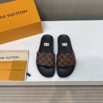 出厂价 顶级品质 Lv 驴家2024 情侣款 Miami 魔术贴凉鞋拖鞋，本款 Miami 凉拖取材 Mini Monogram 织物，与当季女士系列遥相呼应。