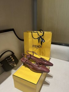 f方头露跟鞋，气质百搭款！ 顶级货源，独家发售 金属ff经典logo细节，中央加入功能性铰链的特殊设计，穿着舒适。原版进口鳗鱼皮，非市场鳗鱼纹牛皮或仿皮，这个成