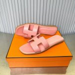 光面皮系列全新改版 Hermès 包装升级，版型做工材料升级。 Hermes市场最高版本纯手工鞋 顶级产品爱马仕拖鞋 经典之最，真正的手工鞋，连针线走线数量都和